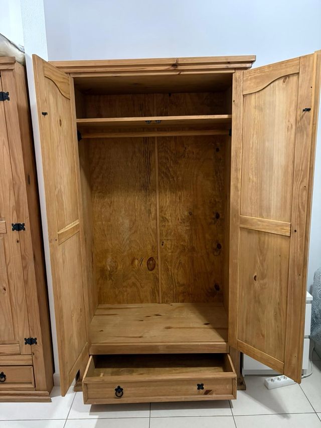 Armadio in legno massello