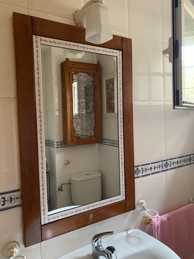 Espejo de baño con marco de madera