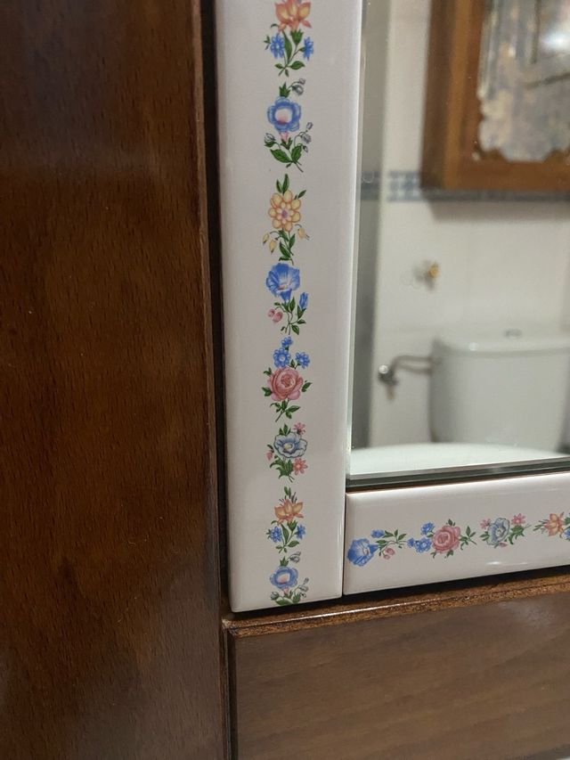 Espejo de baño con marco de madera