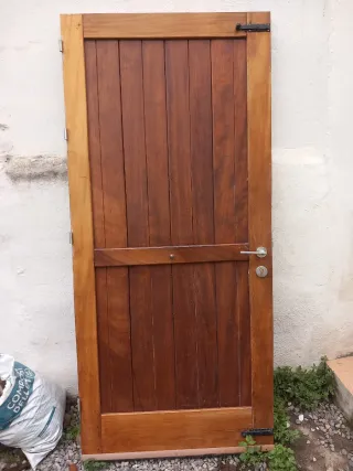 Puerta de madera maciza