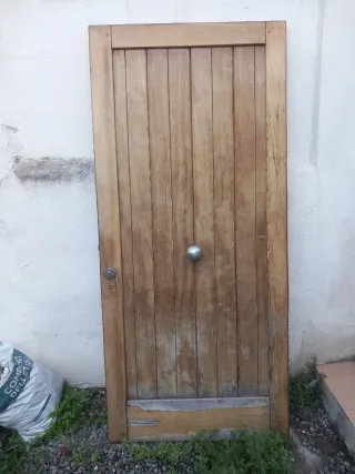 Puerta de madera maciza