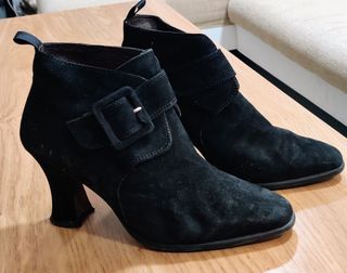 Flamantes botines de mujer en ante negro