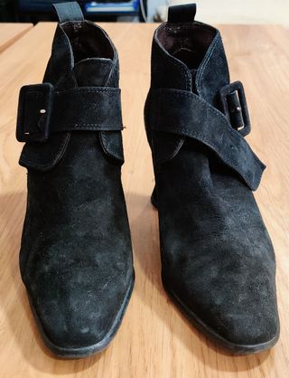 Flamantes botines de mujer en ante negro