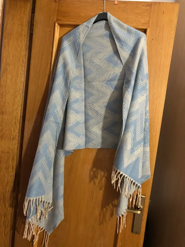 Chalina azul con flecos y diseño zig-zag