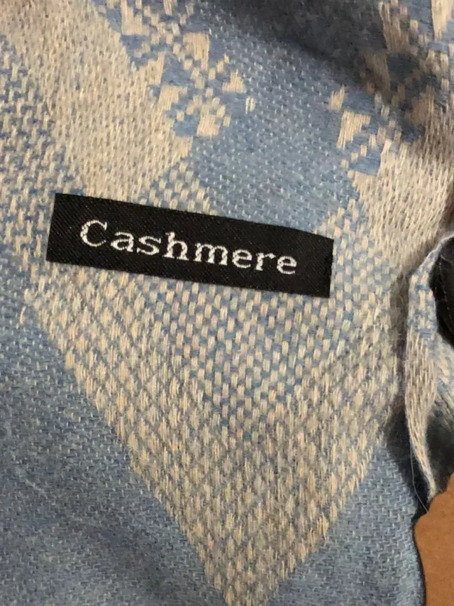 Chalina azul con flecos y diseño zig-zag