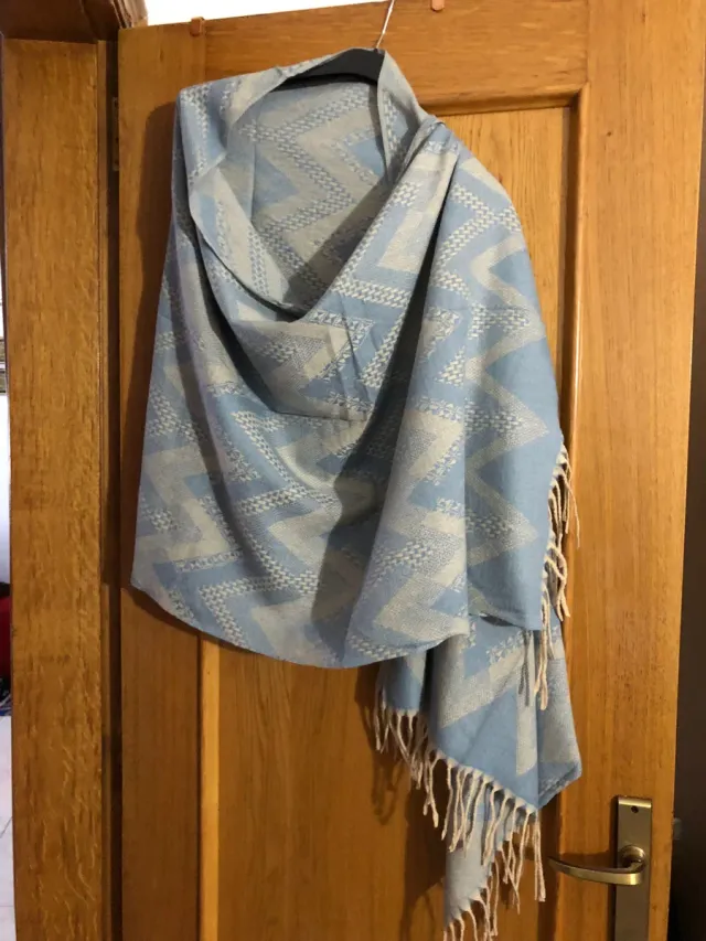 Chalina azul con flecos y diseño zig-zag