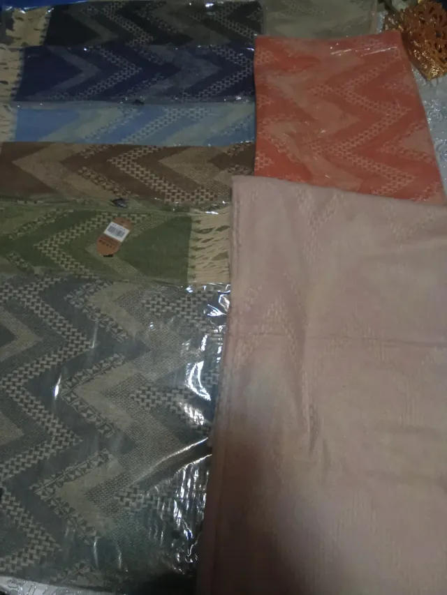 Chalina azul con flecos y diseño zig-zag