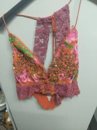 Top de encaje con lentejuelas