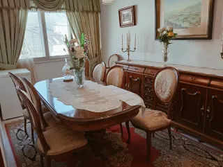 Mesa comedor y 8 sillas + aparador madera