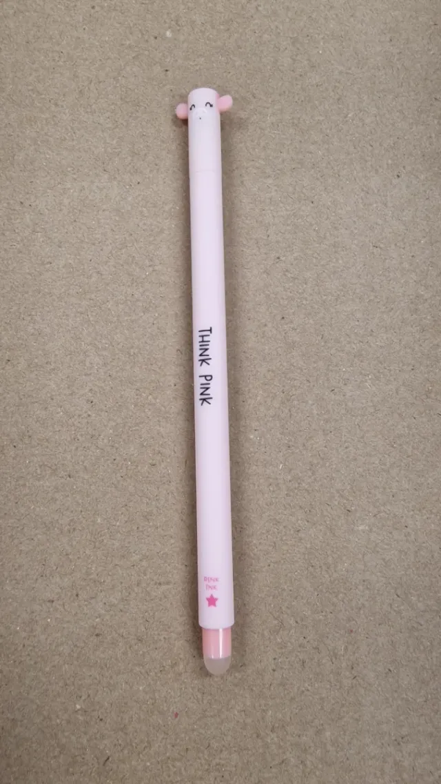 Penna Legami maiuscoletto con logo a stella.