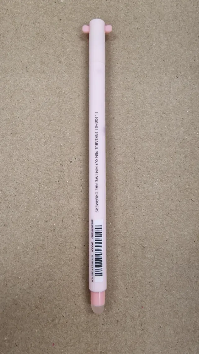 Penna Legami maiuscoletto con logo a stella.