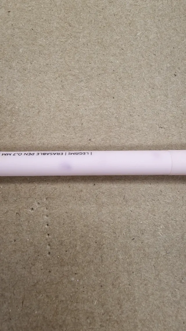 Penna Legami maiuscoletto con logo a stella.