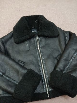 Cazadora Zara Negra con Borrego. Está nueva.