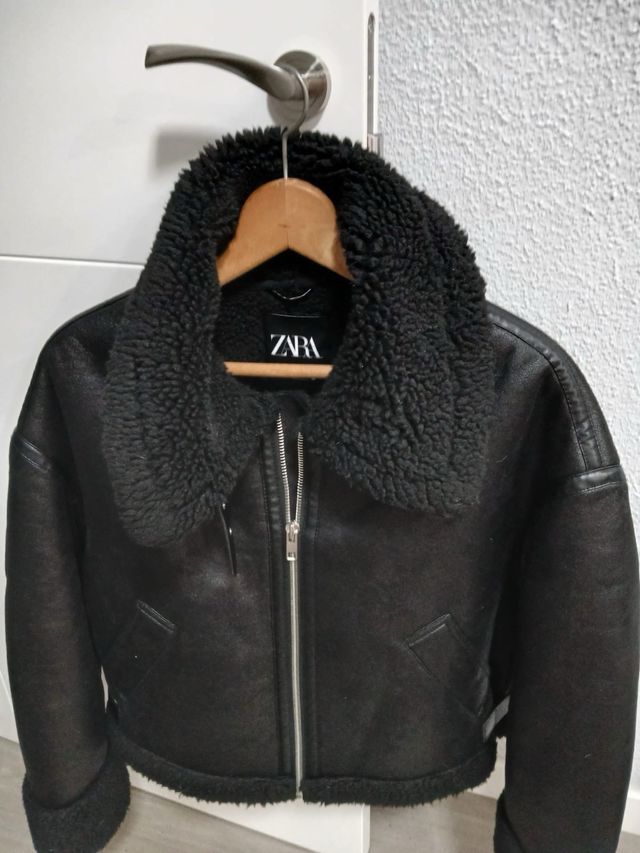 Cazadora Zara Negra con Borrego. Está nueva.