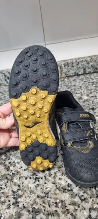 Zapatillas multitaco Joma negras y doradas