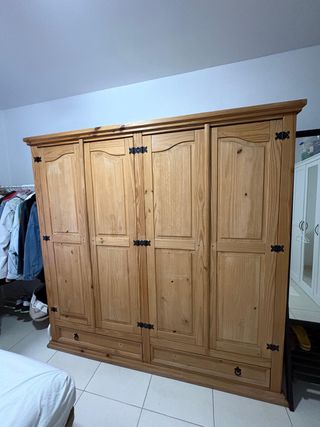 Grande armadio in legno massello