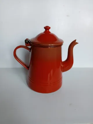 Antico bricco in ferro smaltato