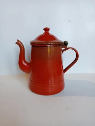 Antico bricco in ferro smaltato