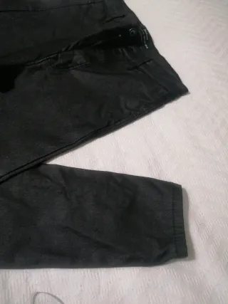 Pantalón Stradivarius engomado negro Talla M