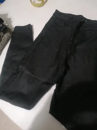 Pantalón Stradivarius engomado negro Talla M