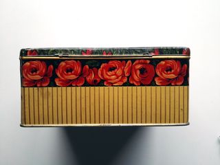 Caja de hojalata antigua de hace 100 años