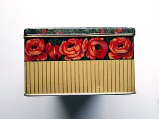 Caja de hojalata antigua de hace 100 años