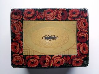 Caja de hojalata antigua de hace 100 años