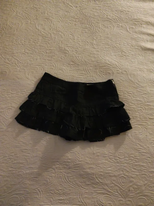 Falda negra volantes