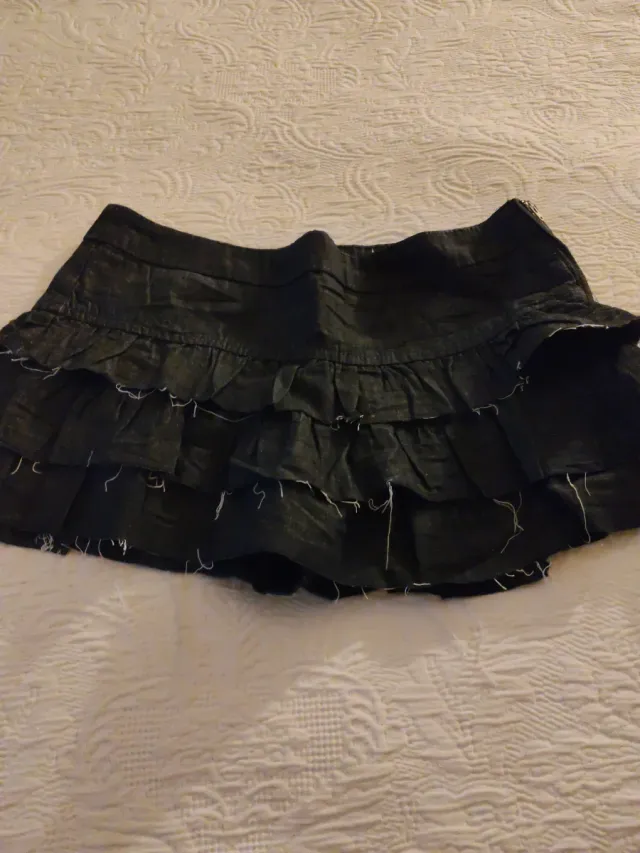 Falda negra volantes