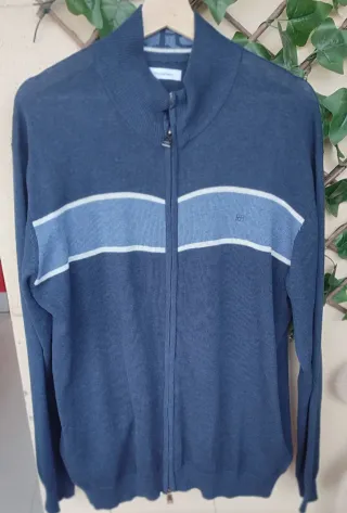 Jersey azul con cremallera y rayas