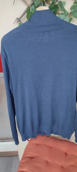 Jersey azul con cremallera y rayas