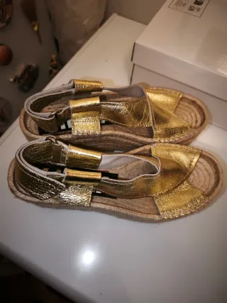 Sandalias cuña Bimba y Lola doradas T.37