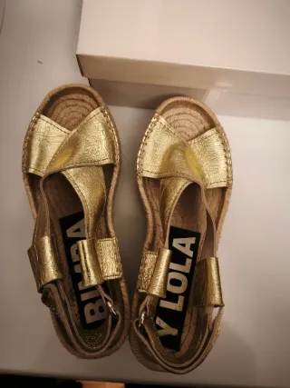 Sandalias cuña Bimba y Lola doradas T.37