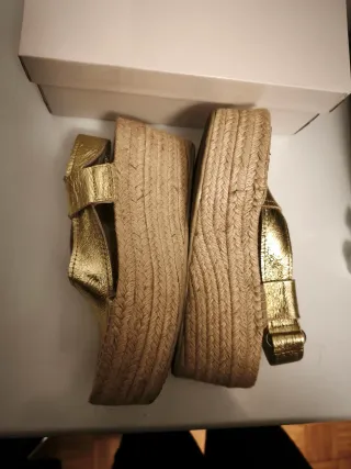 Sandalias cuña Bimba y Lola doradas T.37