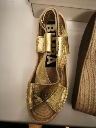 Sandalias cuña Bimba y Lola doradas T.37