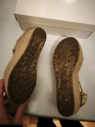 Sandalias cuña Bimba y Lola doradas T.37