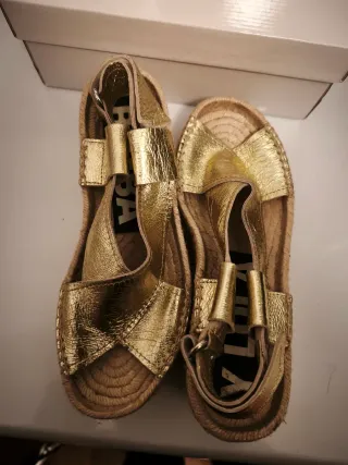 Sandalias cuña Bimba y Lola doradas T.37