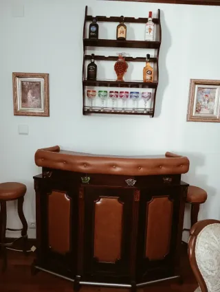 Mueble bar con 2 banquetas y estantería