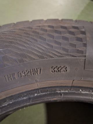 Neumático Continental 215/60 R16 V