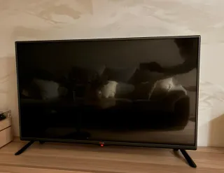 TV LG 42 pulgadas. Patas incluidas