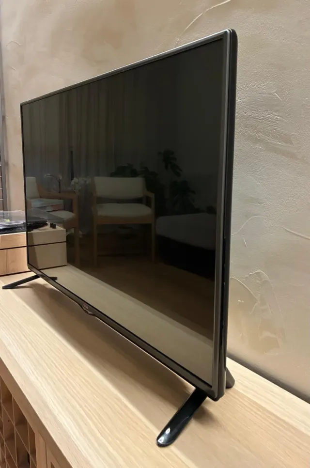 TV LG 42 pulgadas. Patas incluidas