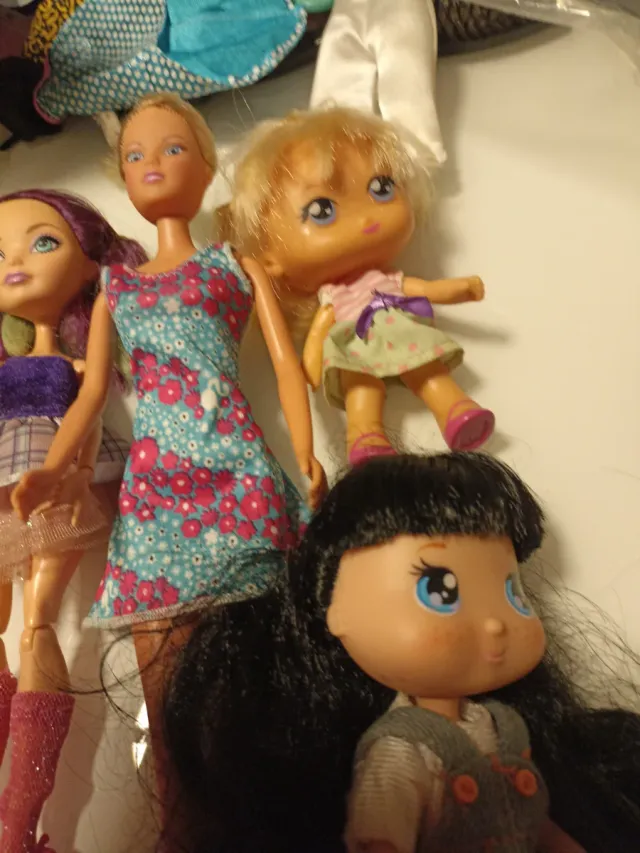 Lote 9 muñecas variadas el lote 5 euros