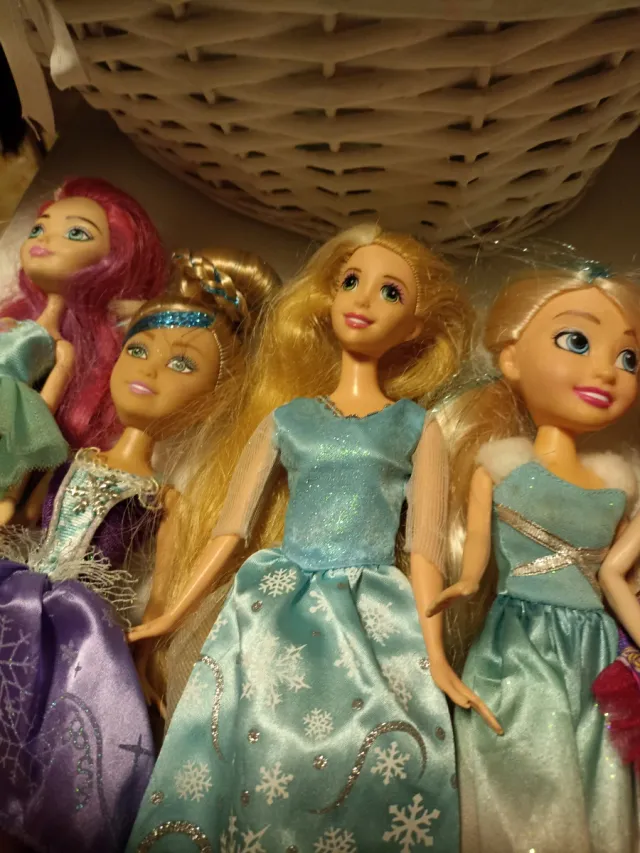 Lote 9 muñecas variadas el lote 5 euros