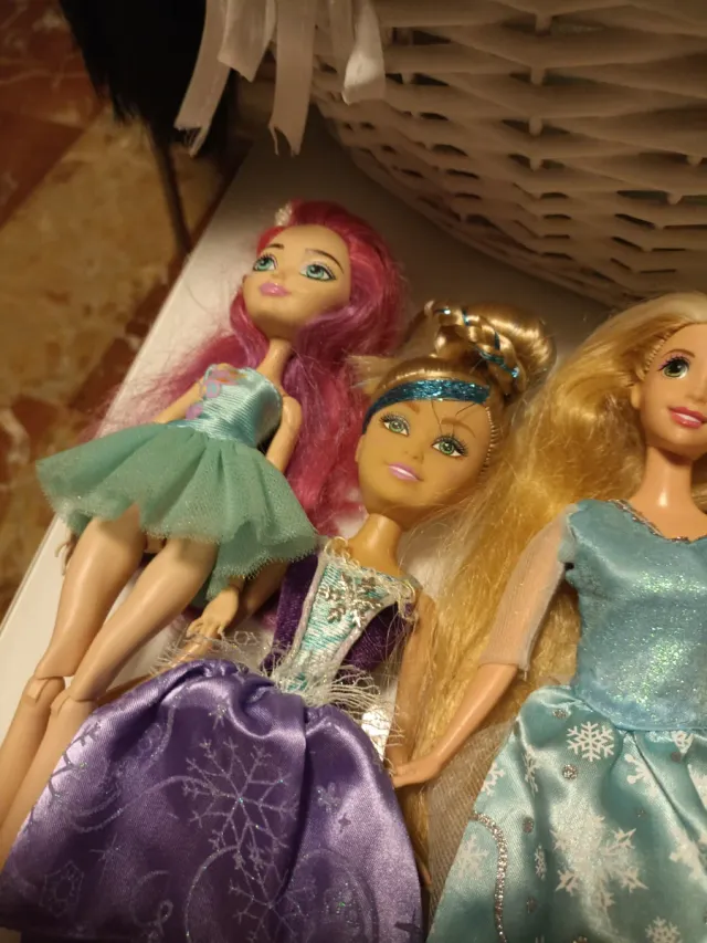 Lote 9 muñecas variadas el lote 5 euros