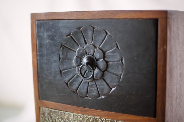 Cómoda Kumbh de madera y metal