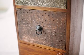 Cómoda Kumbh de madera y metal