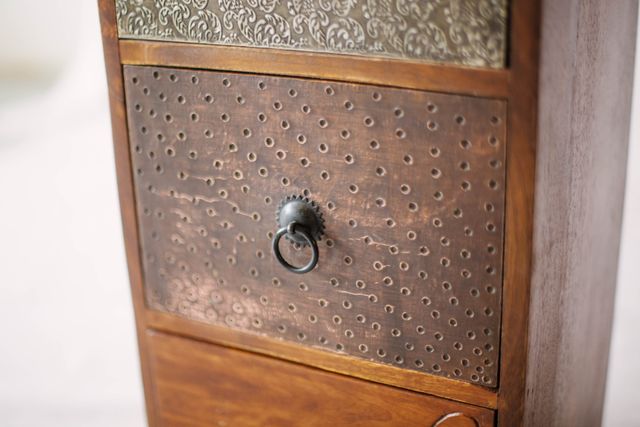 Cómoda Kumbh de madera y metal