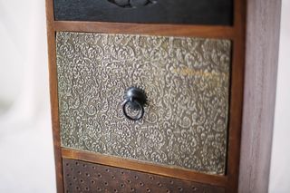 Cómoda Kumbh de madera y metal