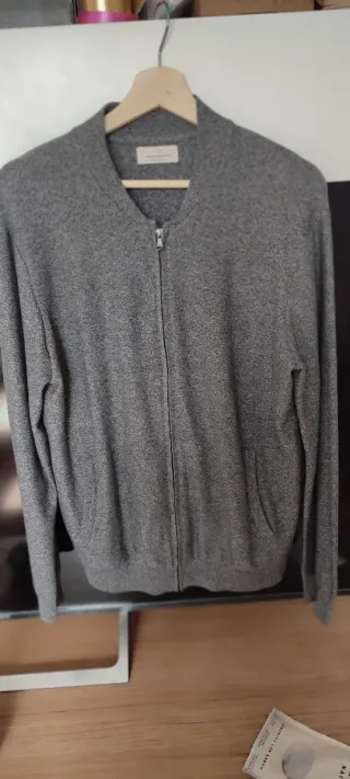 Jersey gris con cremallera