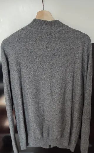 Jersey gris con cremallera